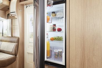 Blick in den geöffneten Kühlschrank der Winkelküche mit beidseitiger Türöffnung