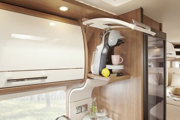 Ansicht der Kaffeekapselmaschine mit Auszugsystem in der Seitenküche des Wohnmobils