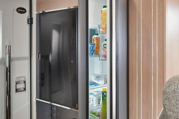 Detailaufnahme des Kühlschranks in der Winkelküche mit geöffneter Tür