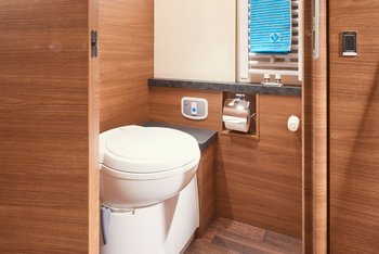 Seitenansicht der Toilette des XL-Badezimmers im vollintegrierten chic c-line