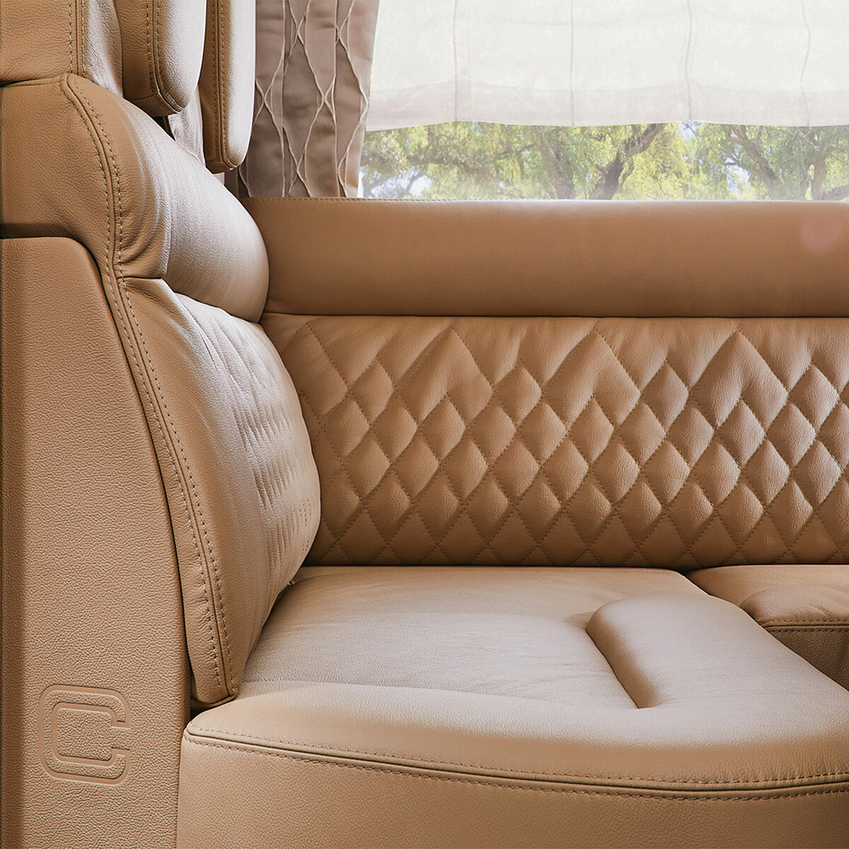 Sitzpolster im Wohnraum eines integrierten Wohnmobils mit komfortabler Ergonomie