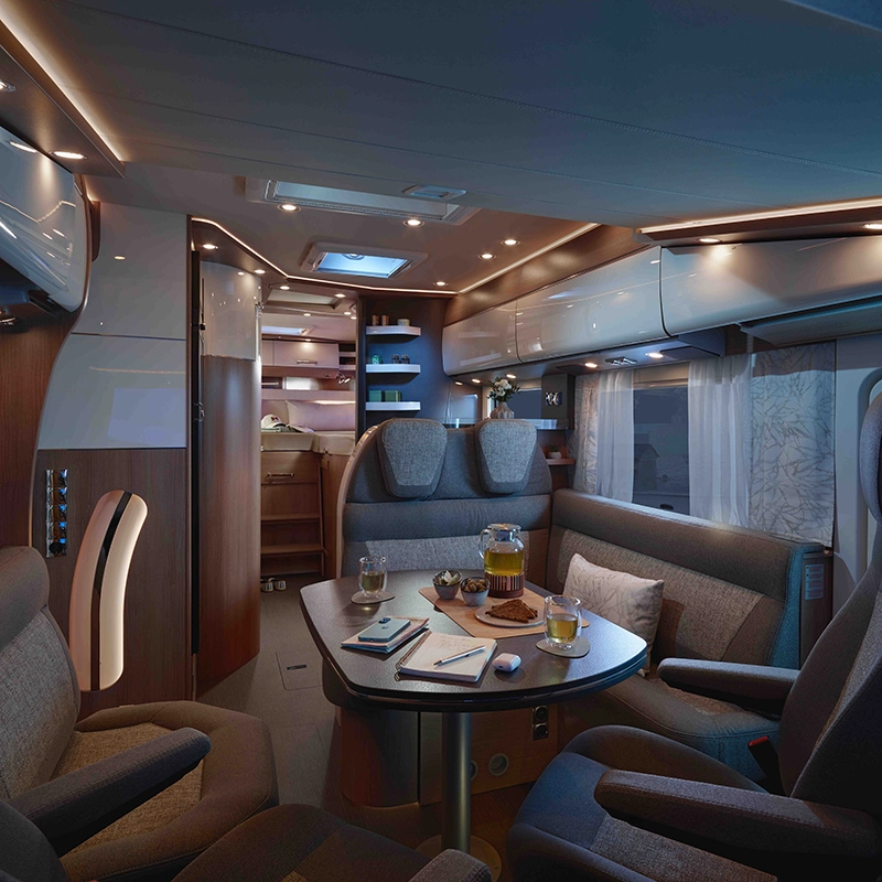 Carthago Innenansicht mit Ambientebeleuchtung und grauer Sitzgruppe