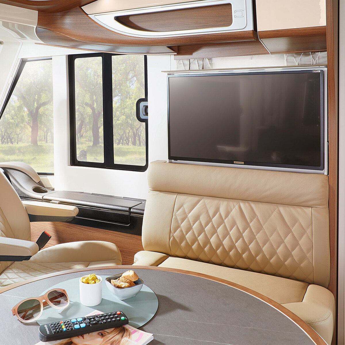 Auszugsystem des Smart LED Flachbildschirms im Wohnraum eines Wohnmobils