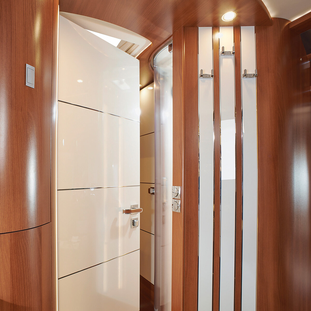 Detailaufnahme der Wohngarderobe mit Spiegelelement