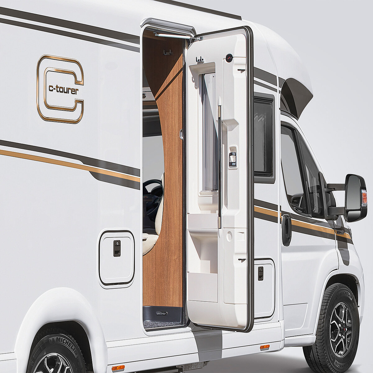 Ansicht der XL-Aufbautür mit verbreitertem Durchgangsmaß von 63 cm und Sicherheits-Doppelverriegelung