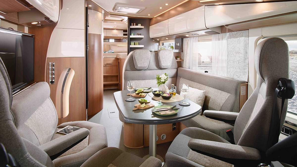 Sitzgruppe mit gedecktem Tisch