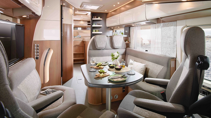 Sitzgruppe mit gedecktem Tisch