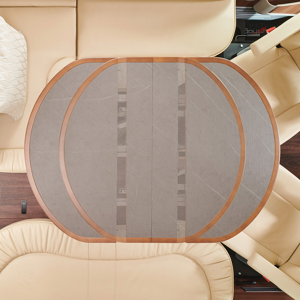 Ausziehbarer Wohnraumtisch im Wohnbereich eines integrierten Reisemobils