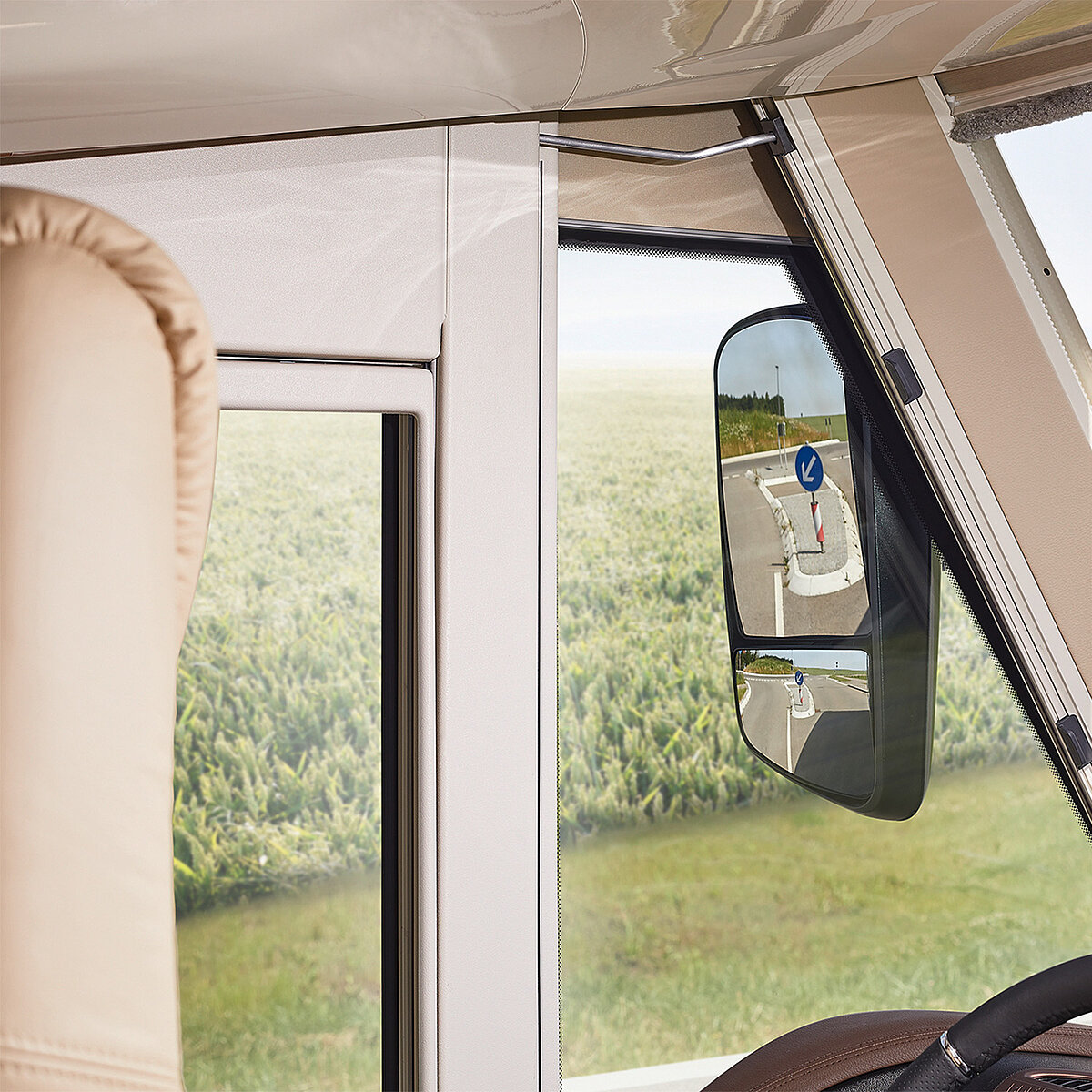 Busspiegel eines integrierten Reisemobils im Fahrerhaus auf der Fahrerseite