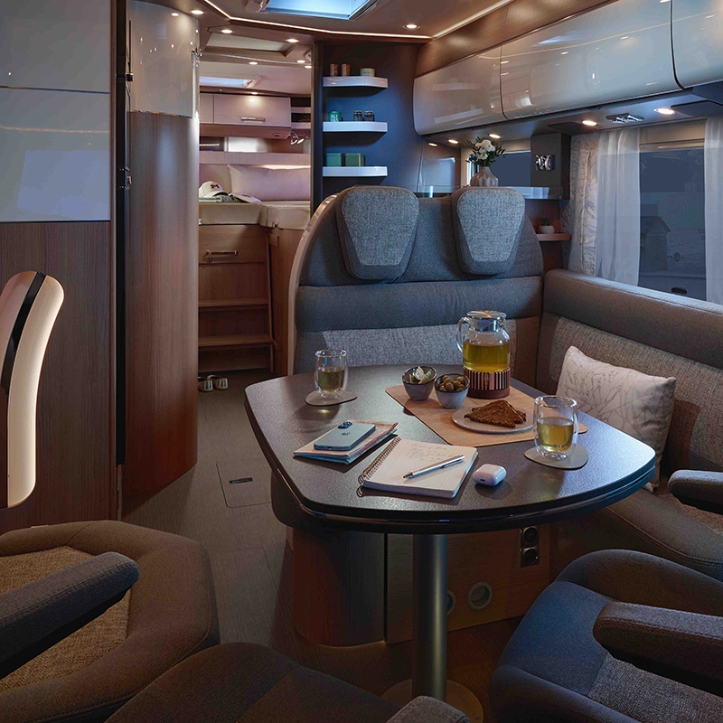 Carthago Innenansicht mit Ambientebeleuchtung und grauer Sitzgruppe