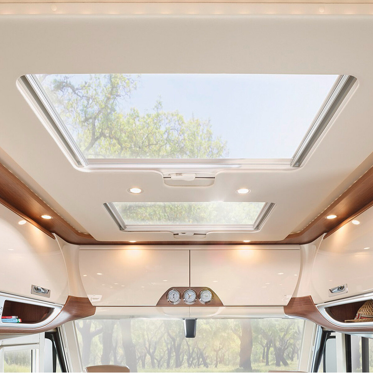Ansicht des Dachfensters im Fahrerhaus des integrierten Wohnmobils