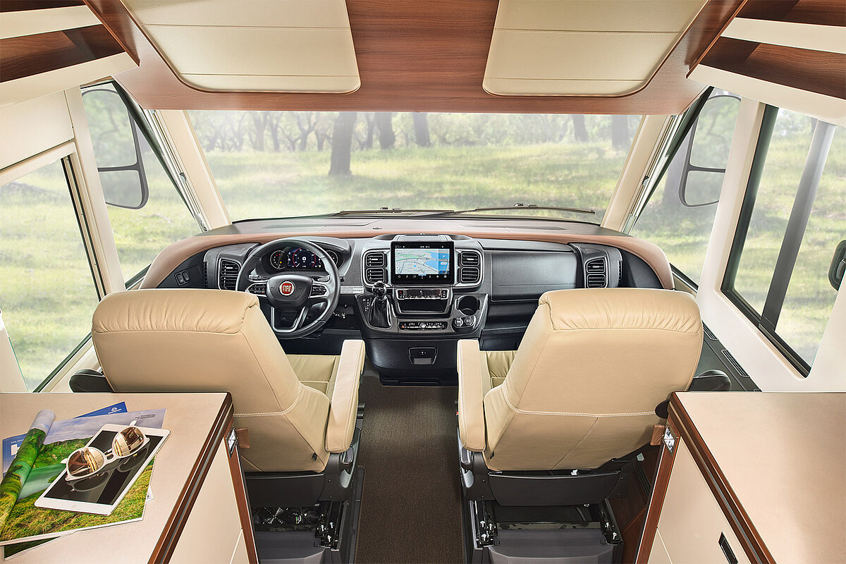 Blick ins Fahrerhaus des Wohnmobils mit Blick auf die Bordtechnik