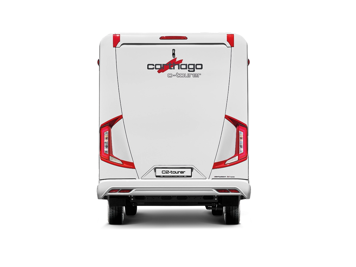 Heckansicht integrierter Carthago in weiß mit Rückleuchten auf weißem Hintergrund 