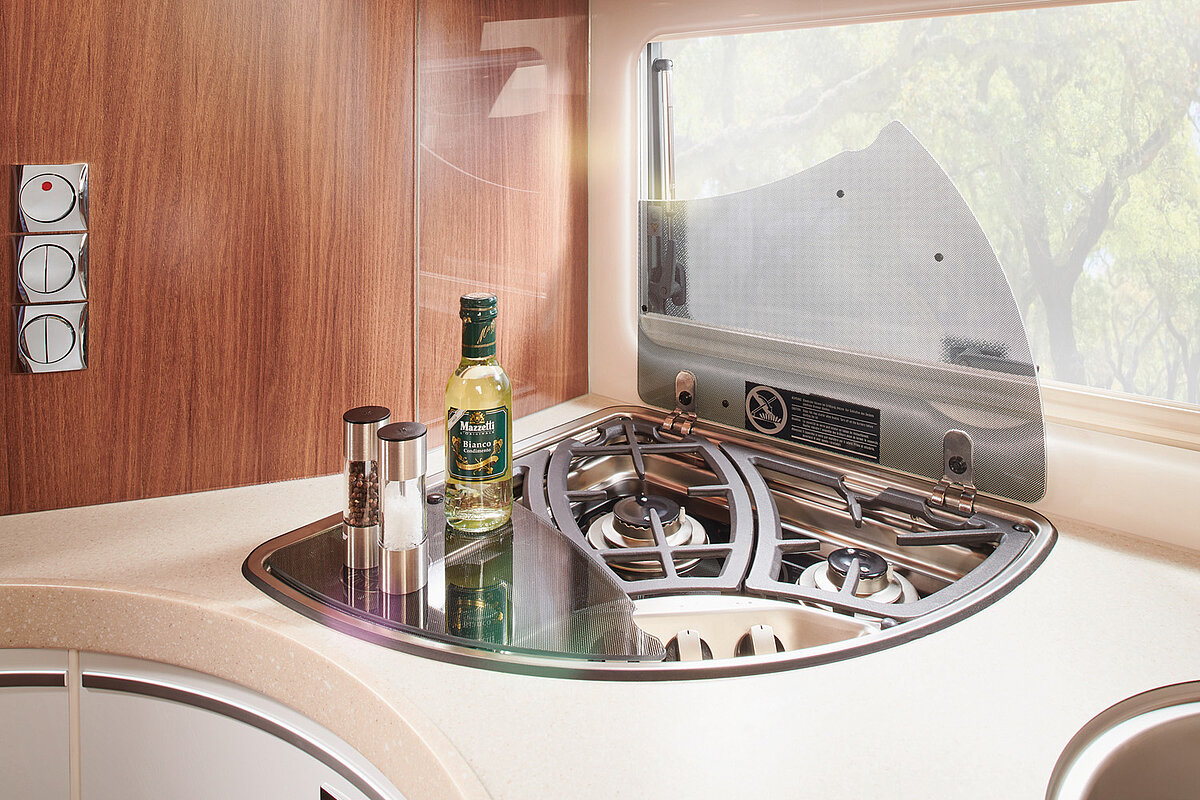 Blick auf den 3-Flammen-Gasherd eines Carthago Wohnmobils in der Küche