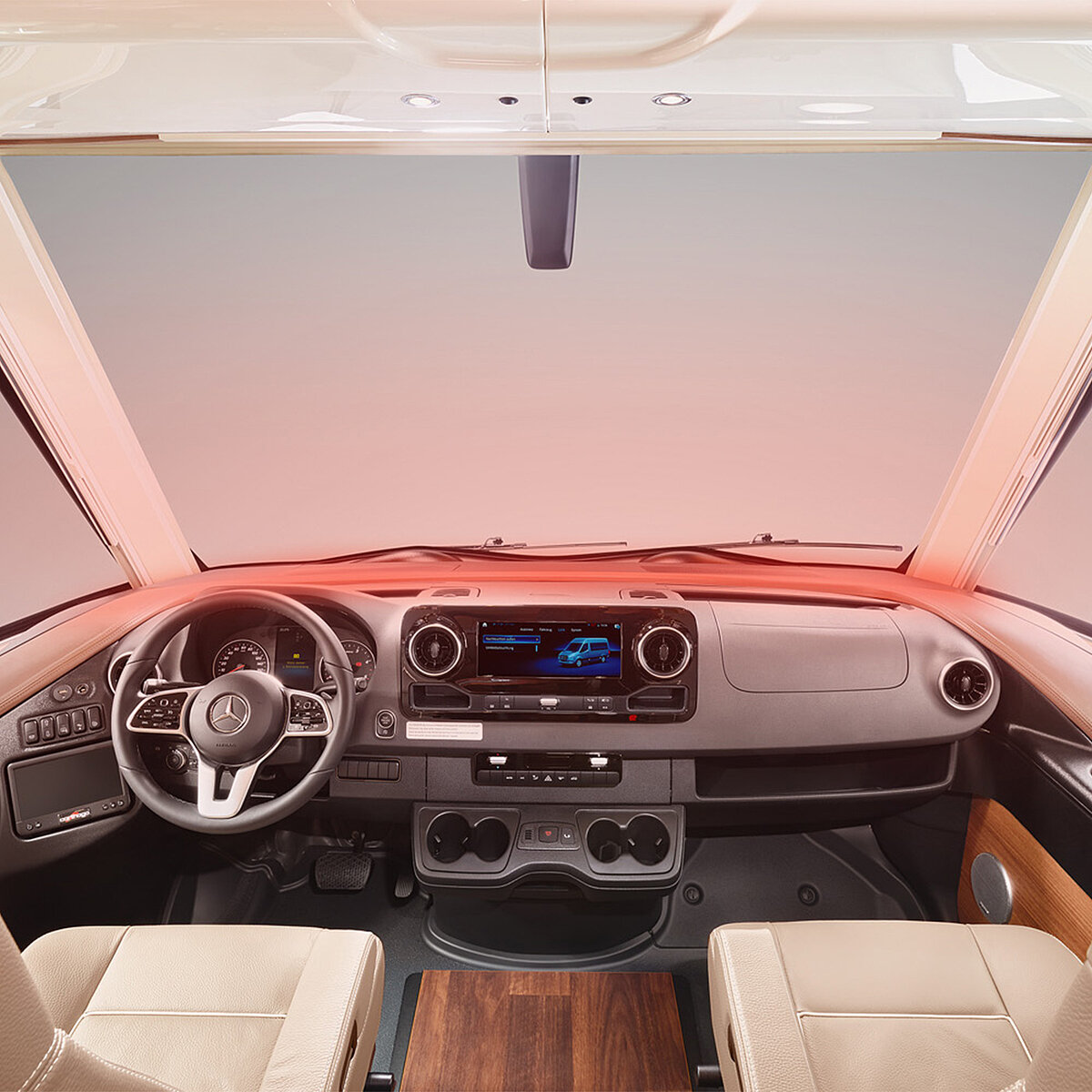 Fahrerhaus eines integrierten Wohnmobils mit Bordtechnik und großes Frontscheibe