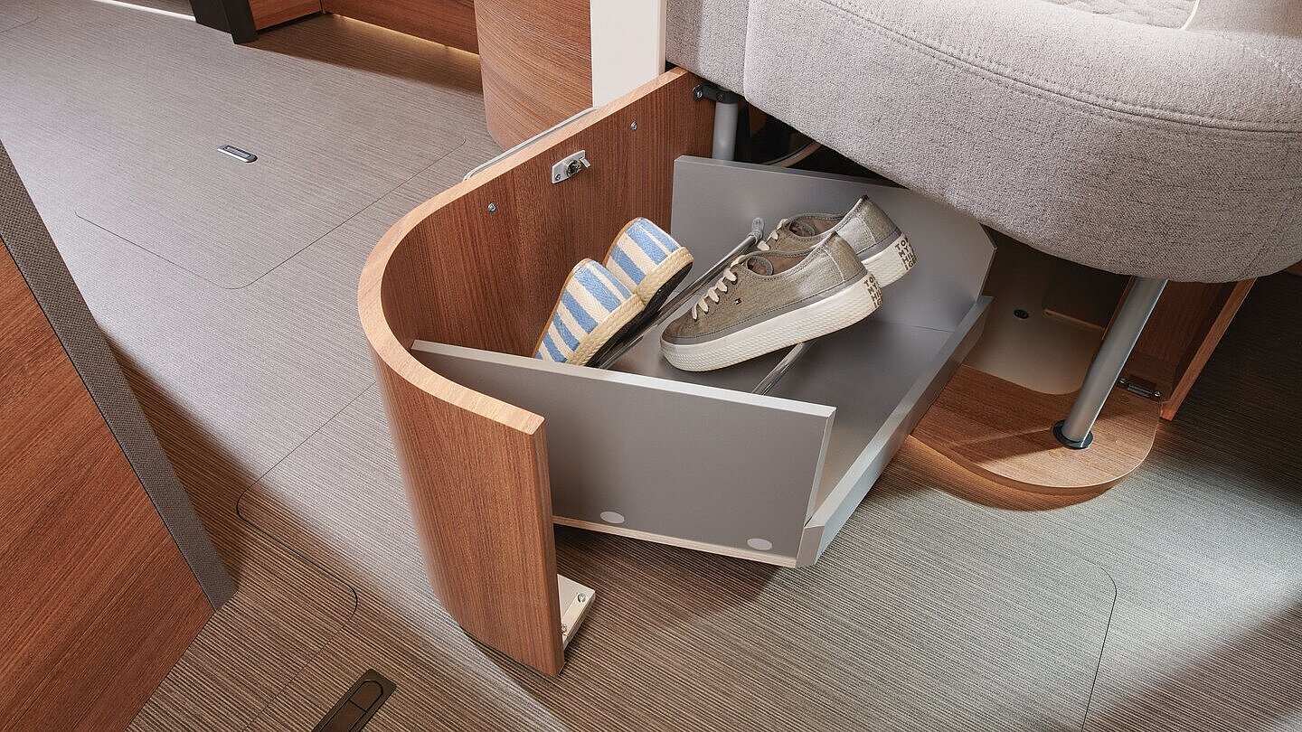 Ausdrehbarer Schuhschrank im Carthago C2-tourer 