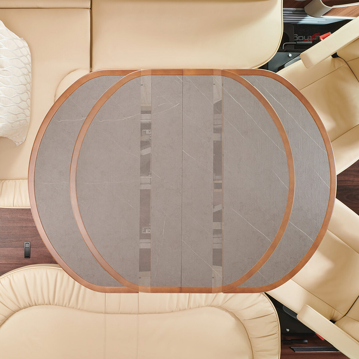 Ausziehbarer Wohnraumtisch inmitten der Wohnsitzgruppe eines Wohnmobils