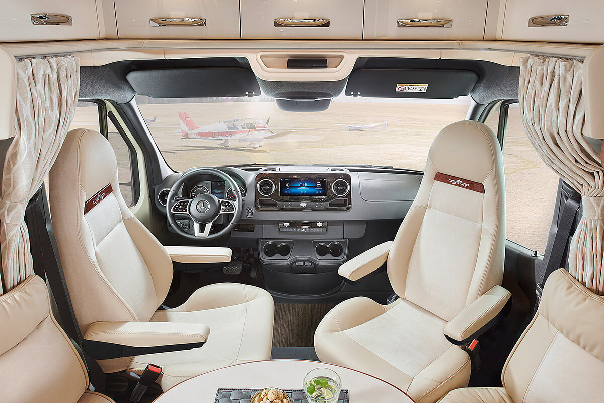 Fahrerhaus eines teilintegrierten Reisemobils mit Ansicht auf die Bordtechnik