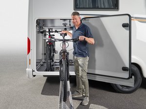 Demonstration für das Erweitern der Pedelec- Rollergarage durch absenkbare Bodenmulde beim vollintegrierten c-tourer I150 QB 