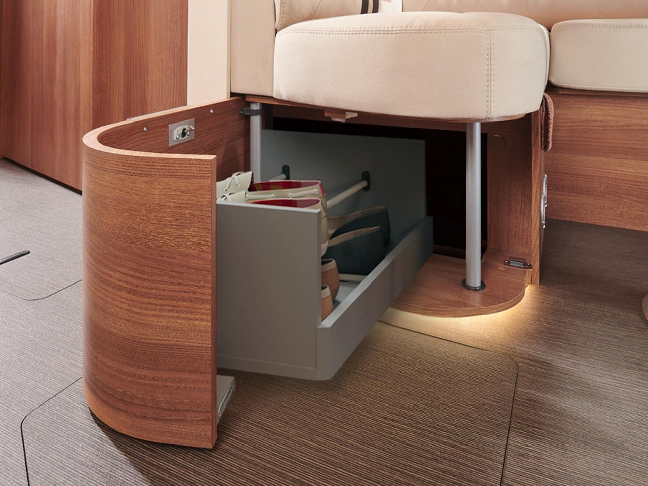 Ausziehbarer Schuhschrank unter der Sitzgruppe im vollintegrierten c-compactline