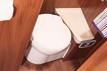 Komfort-Raumbad mit Umkleidezimmer mit Hinsicht auf die Toilette von oben im vollintegrierten chic c-line 