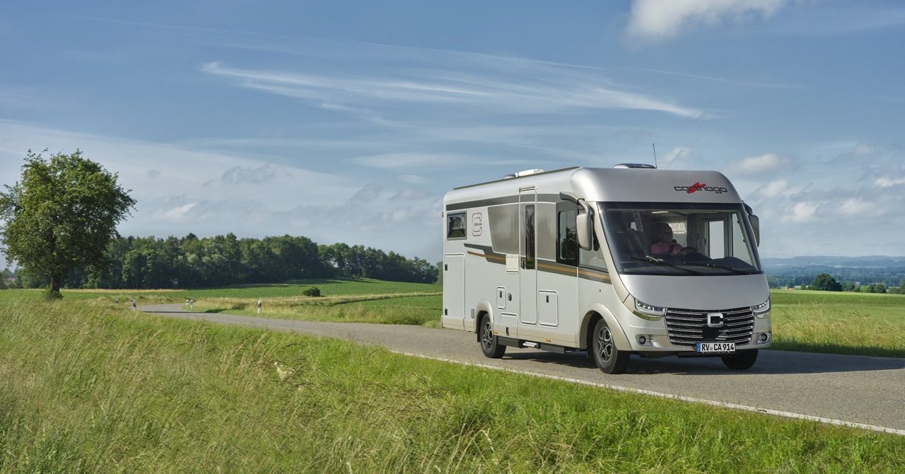 Landschaftsaufnahme Carthago Wohnmobil c-line Teilintegriert fahrend auf der Straße