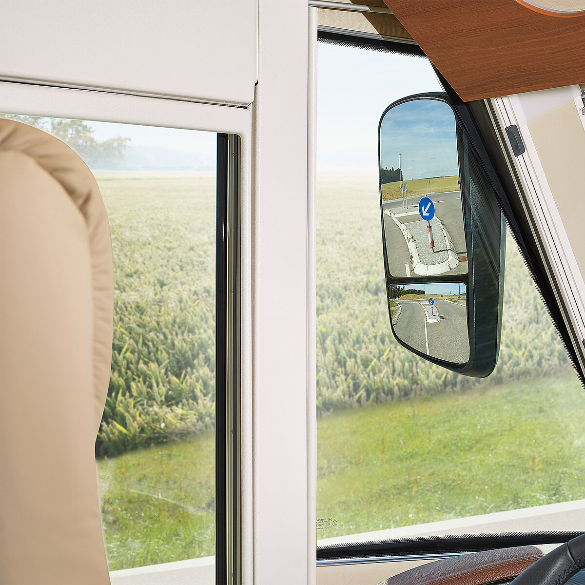 Detailaufnahme auf den Busspiegel mit guter Sicht