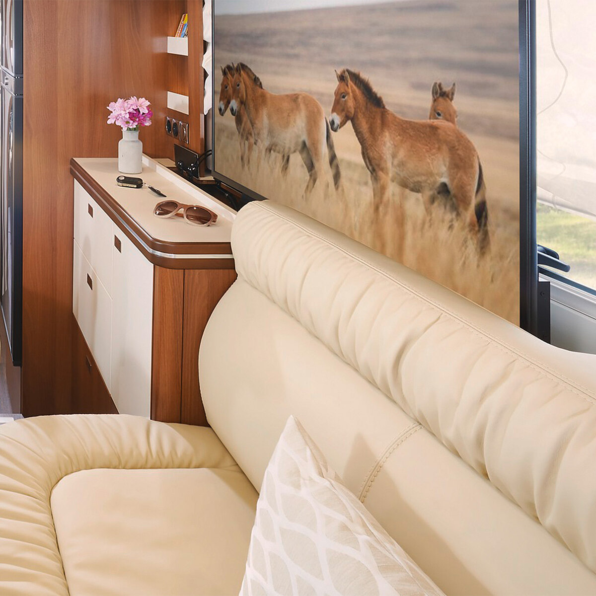 Blick auf das Wohnraum-Sideboard und den Fernseher