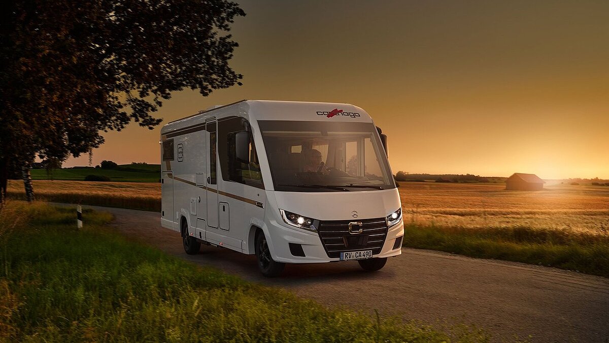 Fahraufnahme Carthago Wohnmobil C2-tourer bei Sonnenuntergang 