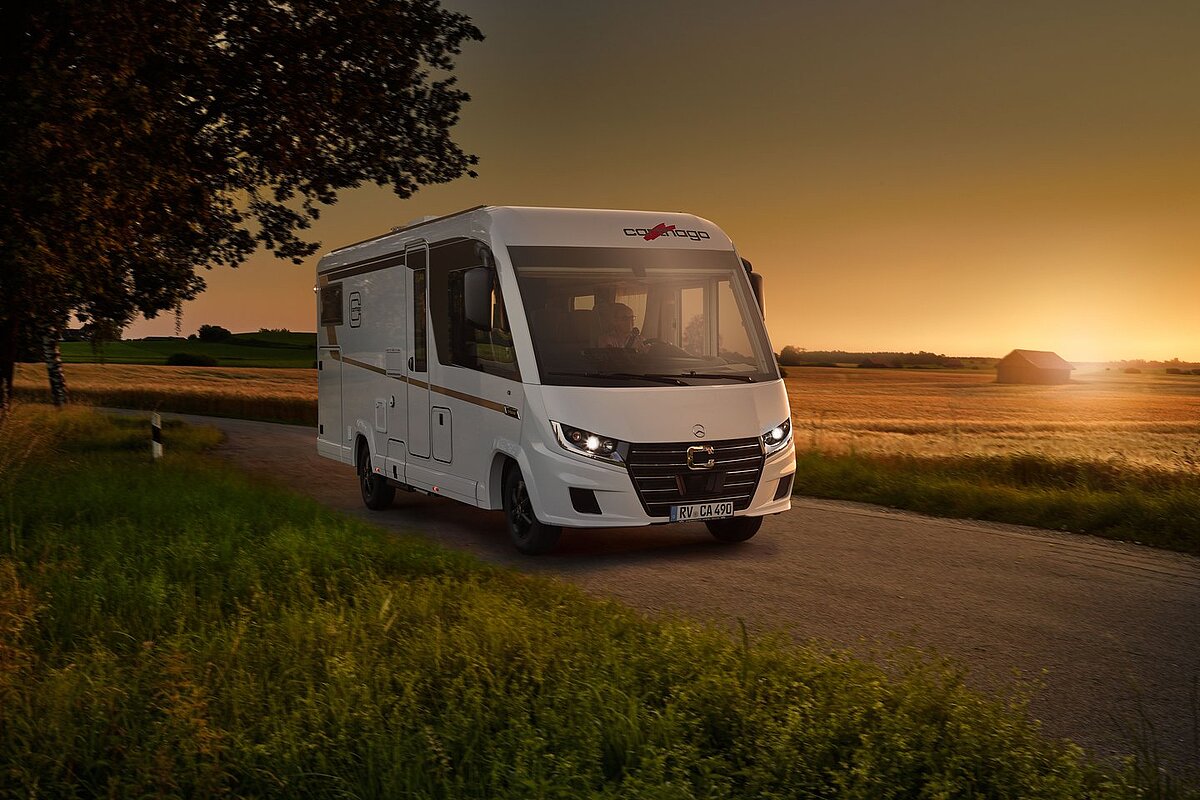 Fahraufnahme Carthago Wohnmobil C2-tourer bei Sonnenuntergang 