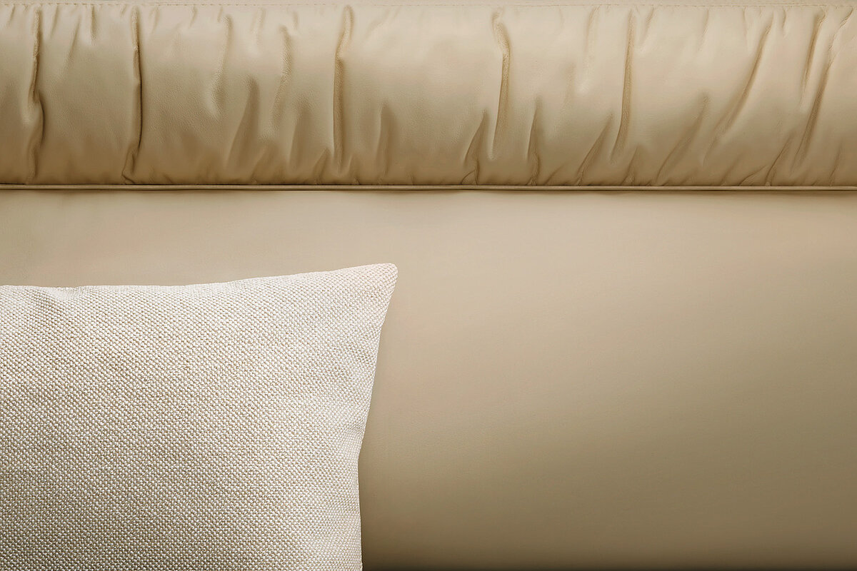 Nahaufnahme der Wohnwelt "Leder Sand" in einem integrierten Reisemobil