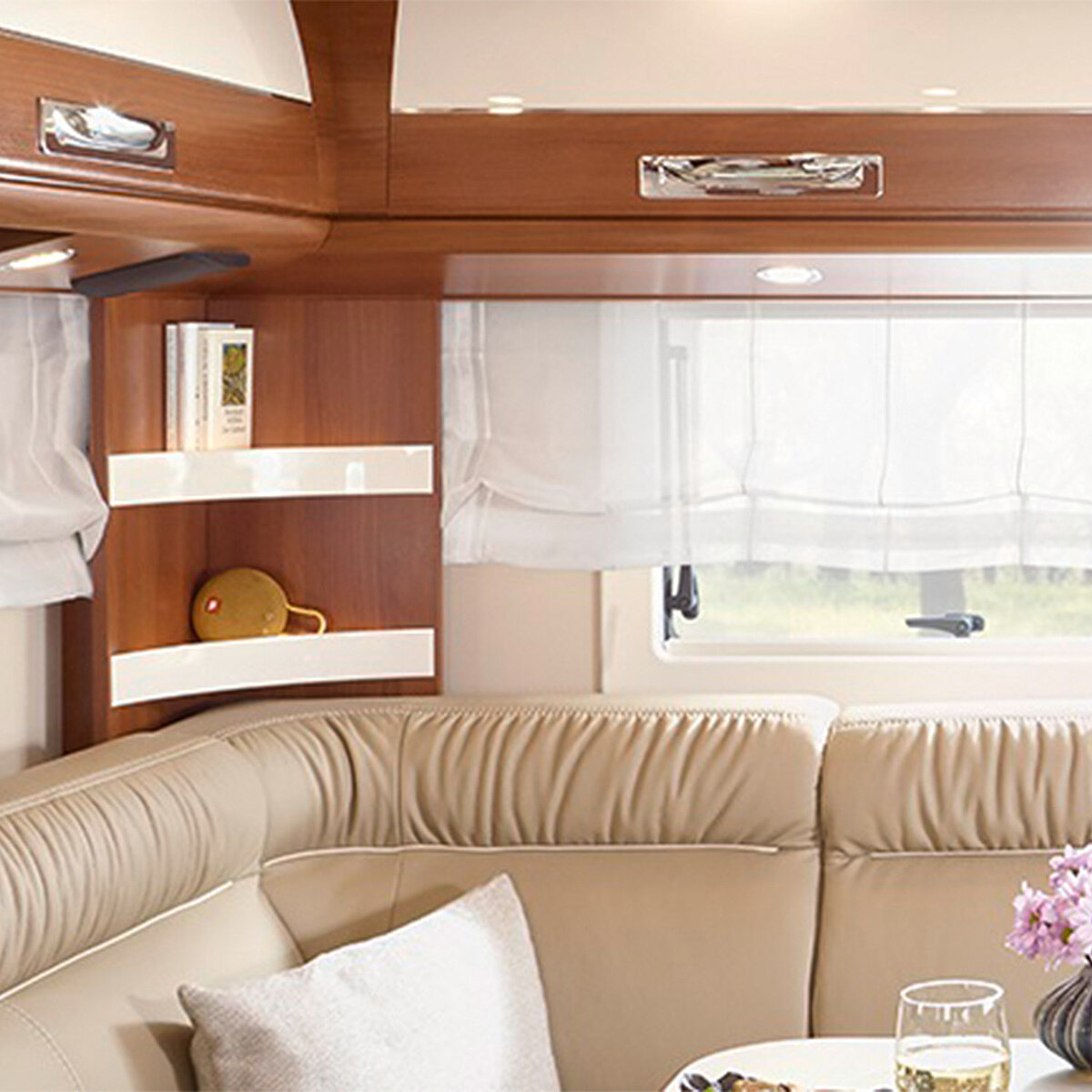 Ansicht der Eckregale im Heck des Wohnmobils im Heckbereich des Fahrzeugs