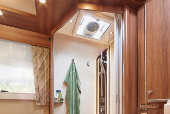 Dusche in einem integrierten Reisemobil mit Regendusche und darüberliegender Dachhaube