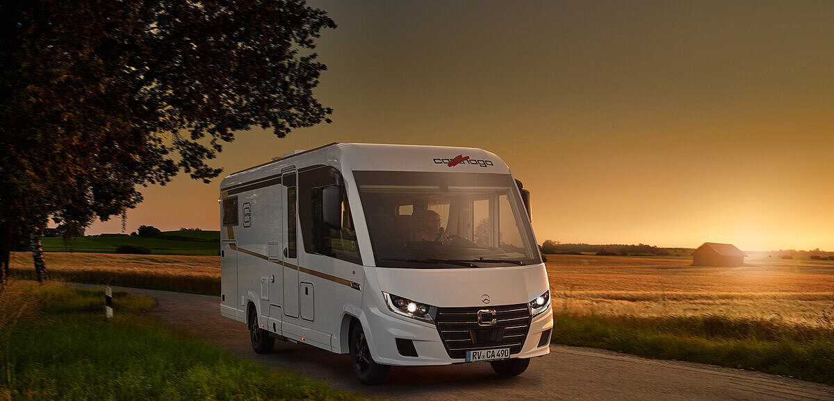 Fahraufnahme Carthago Wohnmobil C2-tourer Integriert bei Sonnenuntergang