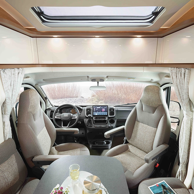 Fahrerhaus mit drehbaren Fahrer- und Beifahrersitz, Dachstaukästen und Panoramadachfenster