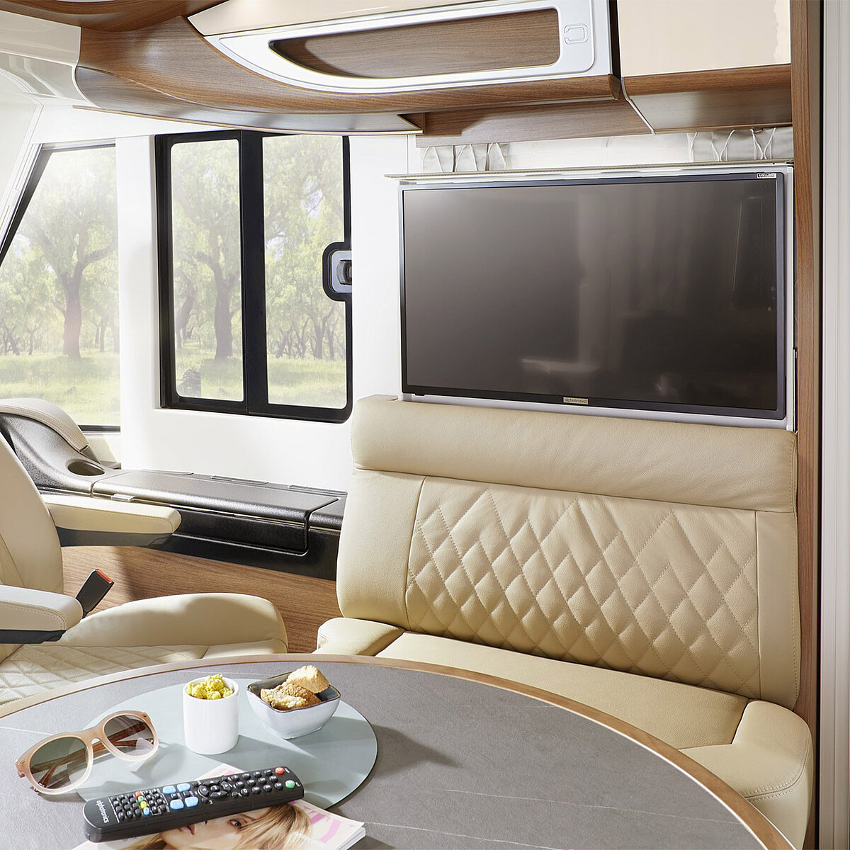 Ansicht des Flachbildschirms mit Auszugsystem im Wohnbereich eines Wohnmobils