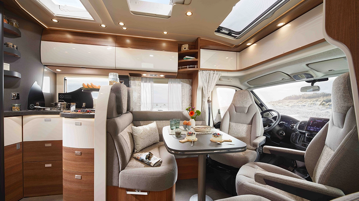 Sitzgruppe mit Küchenzeile und Dachstaukästen und Panoramadachfenster 