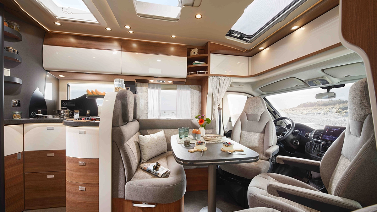 Sitzgruppe mit Küchenzeile und Dachstaukästen und Panoramadachfenster 