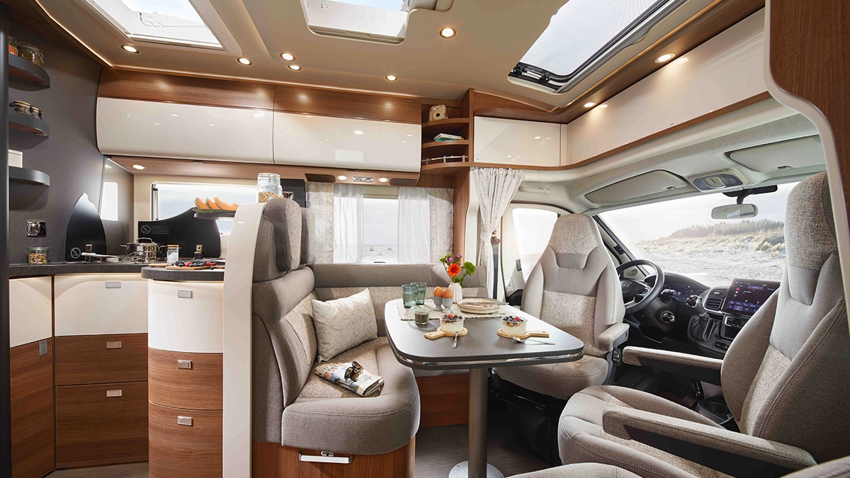 Sitzgruppe mit Küchenzeile und Dachstaukästen und Panoramadachfenster 