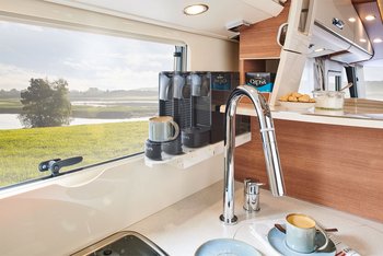 Kaffeemaschinenauszug und Wasserhahn in der Küche