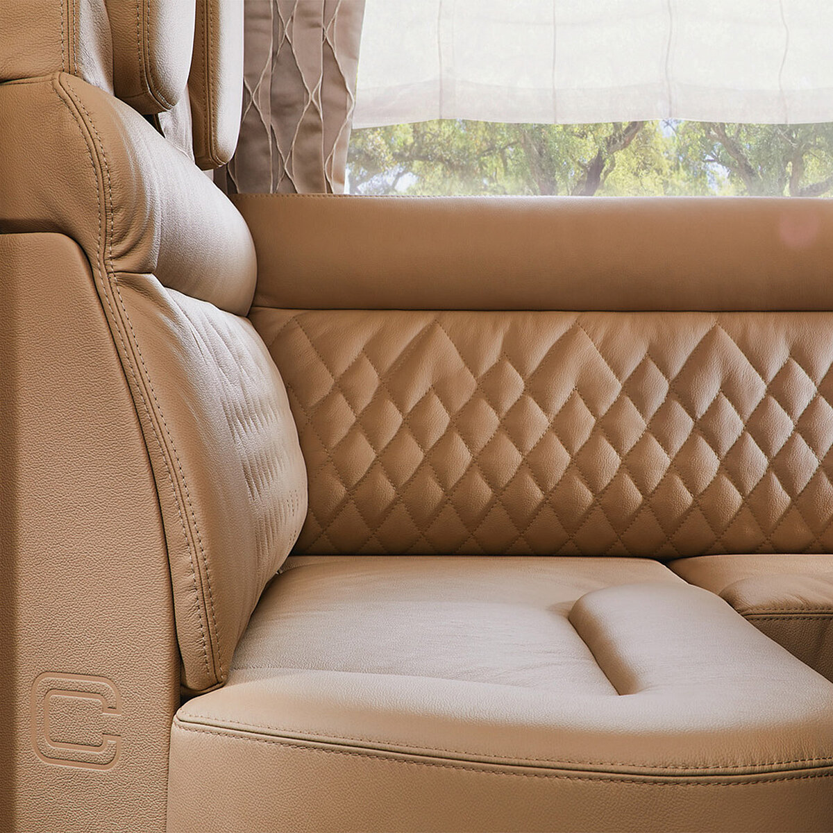 Detailaufnahme eines Sitzpolsters mit besonderer Ergonomie im Wohnbereich des Reisemobils