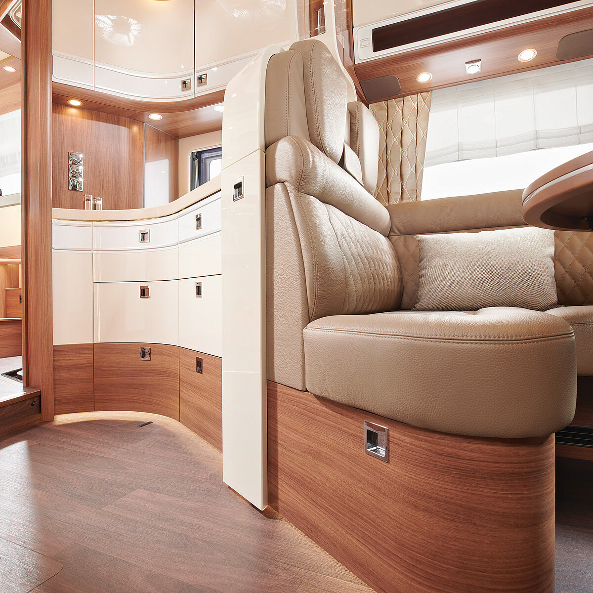 Ansicht der Schubladen und Dachschränke in der Küche und des Wohnraums in einem Wohnmobil