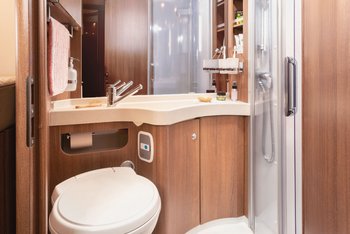 Blick in das Badezimmer des Wohnmobils mit Ansicht der Toilette und des Waschbeckens