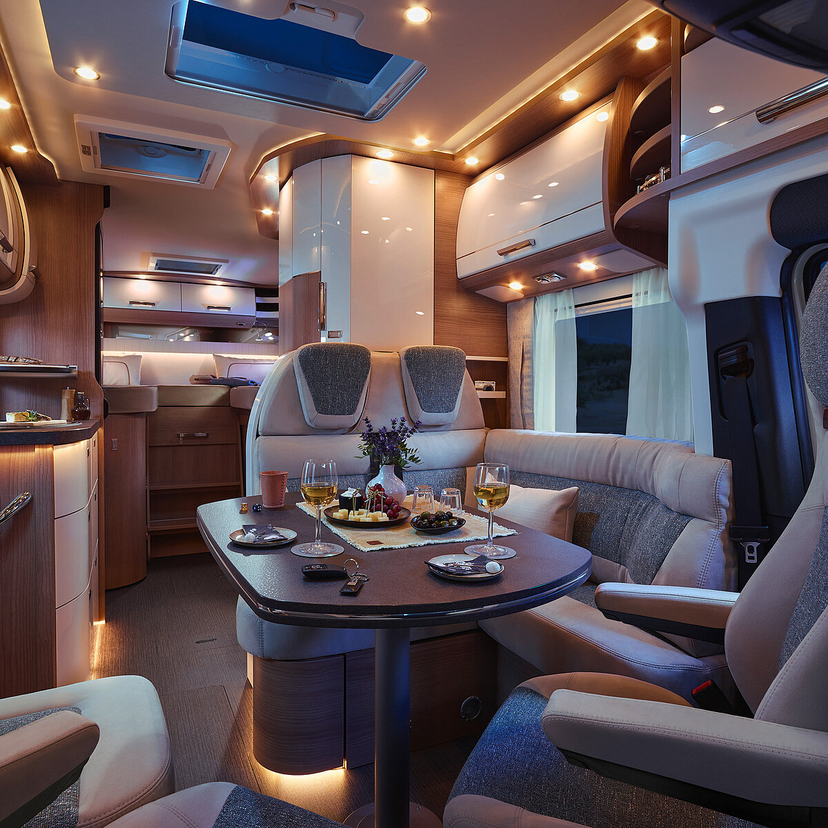 Lichtstimmung im inneren des teilintegrirten c-tourer T mit Ambientelicht und zahlreichen Lichtspots