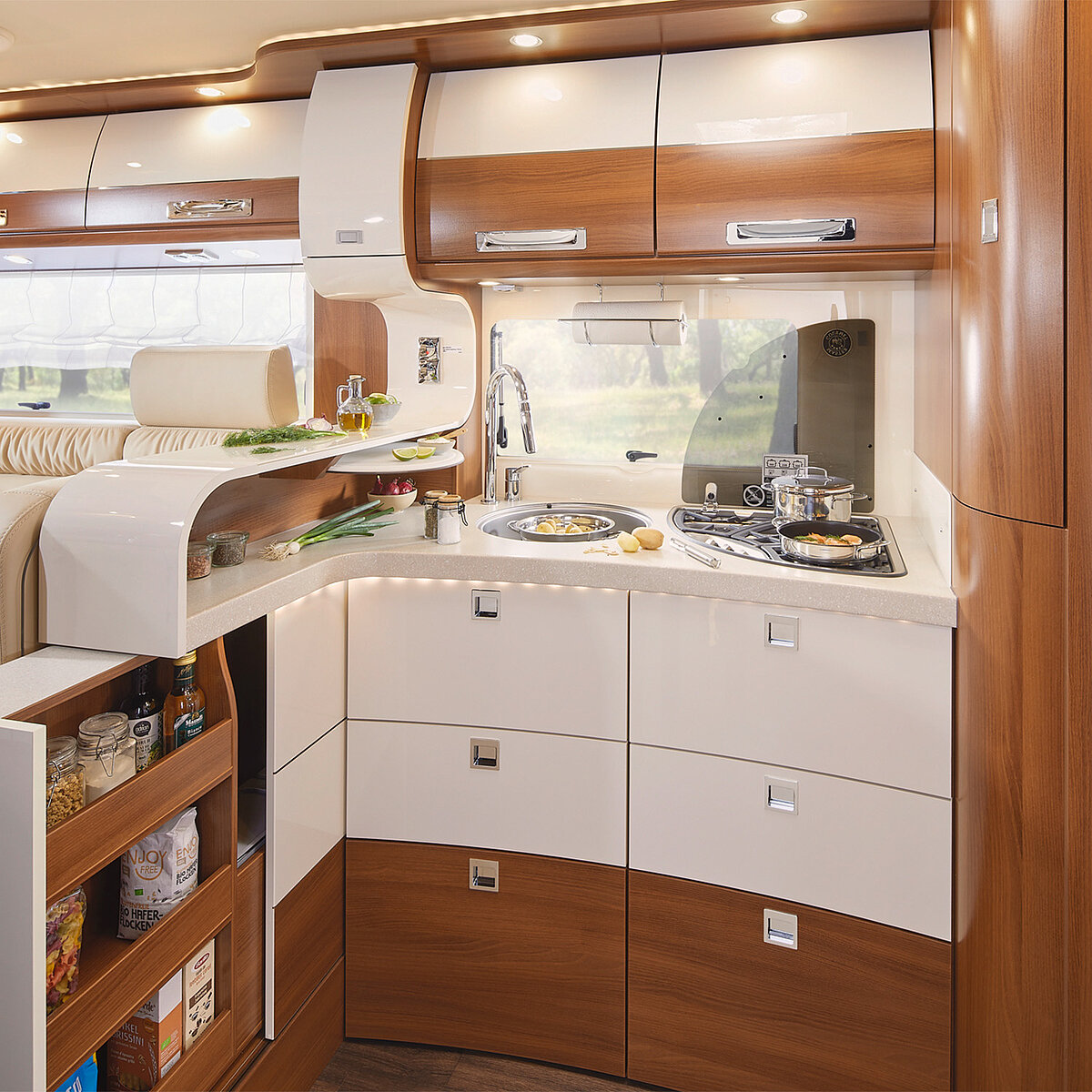 Blick in die Küche des Reisemobils mit mehreren Schubladen 