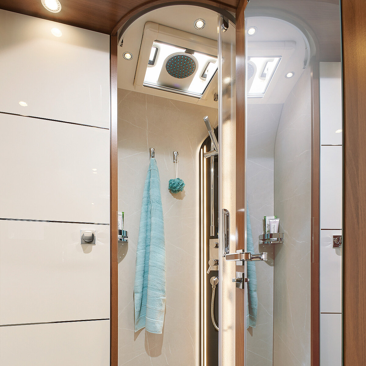 Detailaufnahme des Raumbads mit Wellness-Regendusche