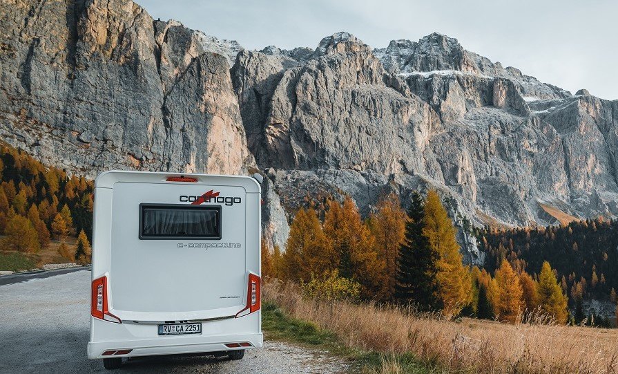 Heckansicht eines Carthago Reisemobils in Berglandschaft