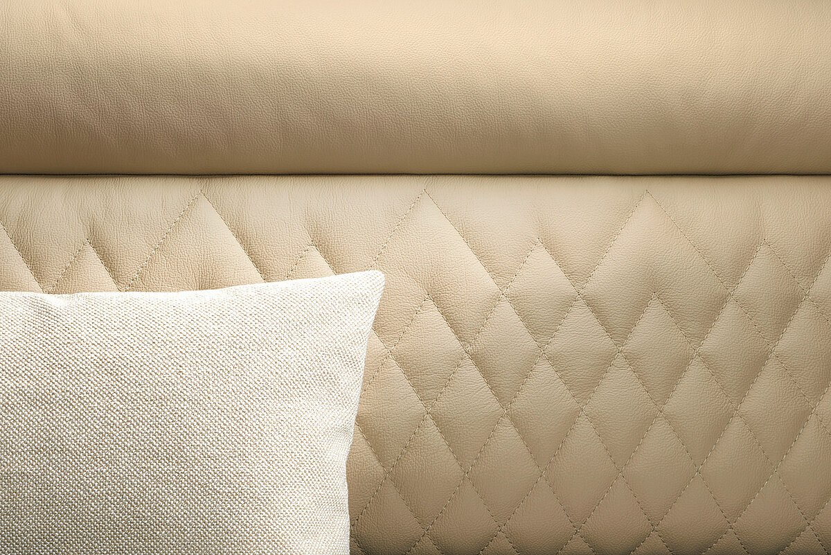 Nahaufnahme der Wohnwelt "Leder Sand Performance" im Wohnmobil