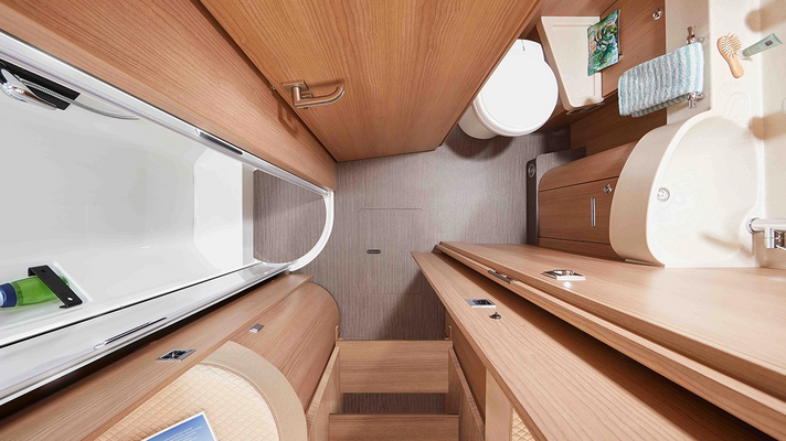 Carthago c-tourer Komfort-Raumbad mit Umkleidezimmer 
