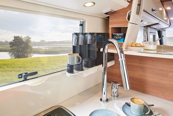 Kaffeemaschinenauszug und Wasserhahn in der Komfort Winkelküche